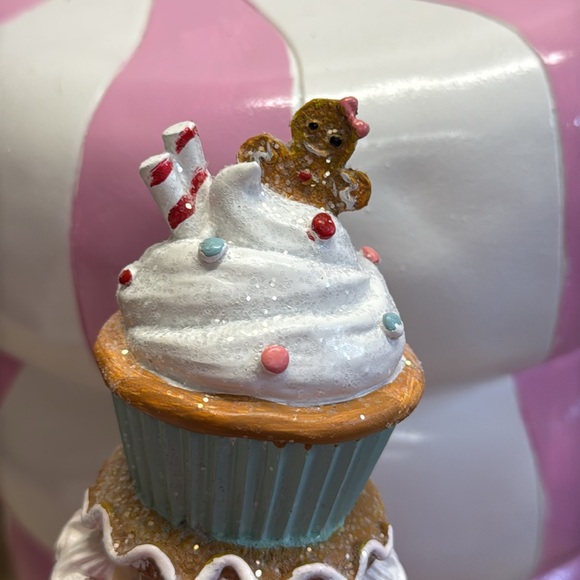 Cupcakes and Cashmere Nutcracker with Gingerbread - Picture 3 of 3